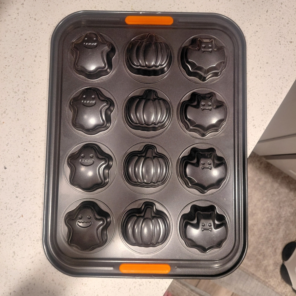 Le Creuset Black Halloween Bakeware Tray - Picture 2 of 5